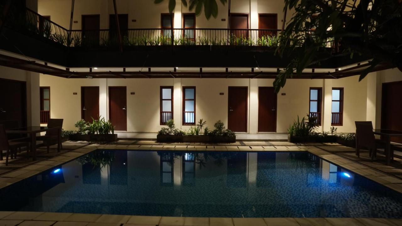 ホテル Reddoorz Near Legian Street エクステリア 写真